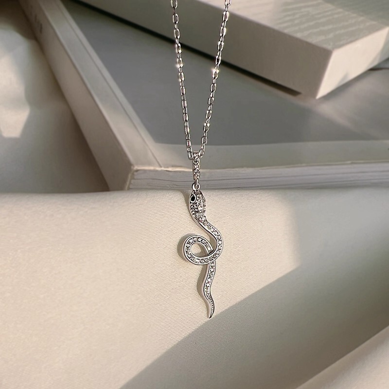High End Luxury And Elegant Women Designer Necklace Pendant Made Of Titanium Steel That Does Not Fade Korean Style Simple Diamond Studded Snake Patter