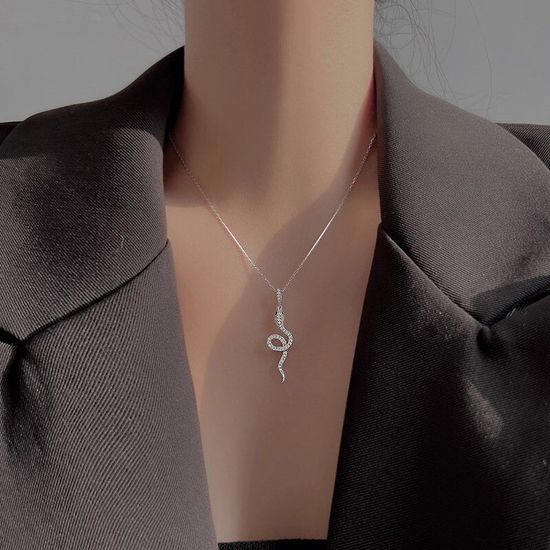 High End Luxury And Elegant Women Designer Necklace Pendant Made Of Titanium Steel That Does Not Fade Korean Style Simple Diamond Studded Snake Patter