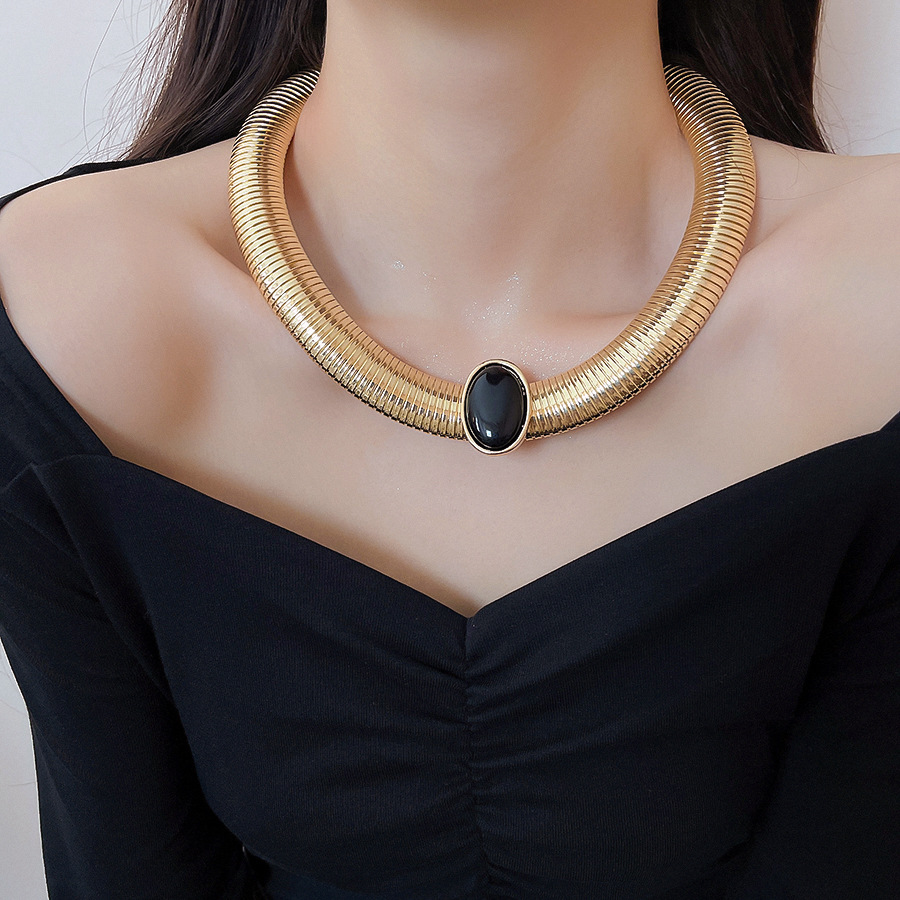 European American cross-border vintage court-style spiral snake bone chain necklace with oval resin pendant, light luxury and high-end feel - view 4