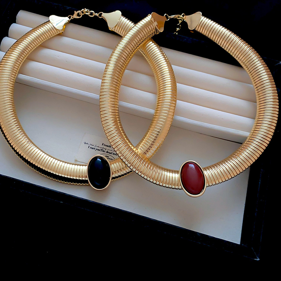 European American cross-border vintage court-style spiral snake bone chain necklace with oval resin pendant, light luxury and high-end feel - view 8