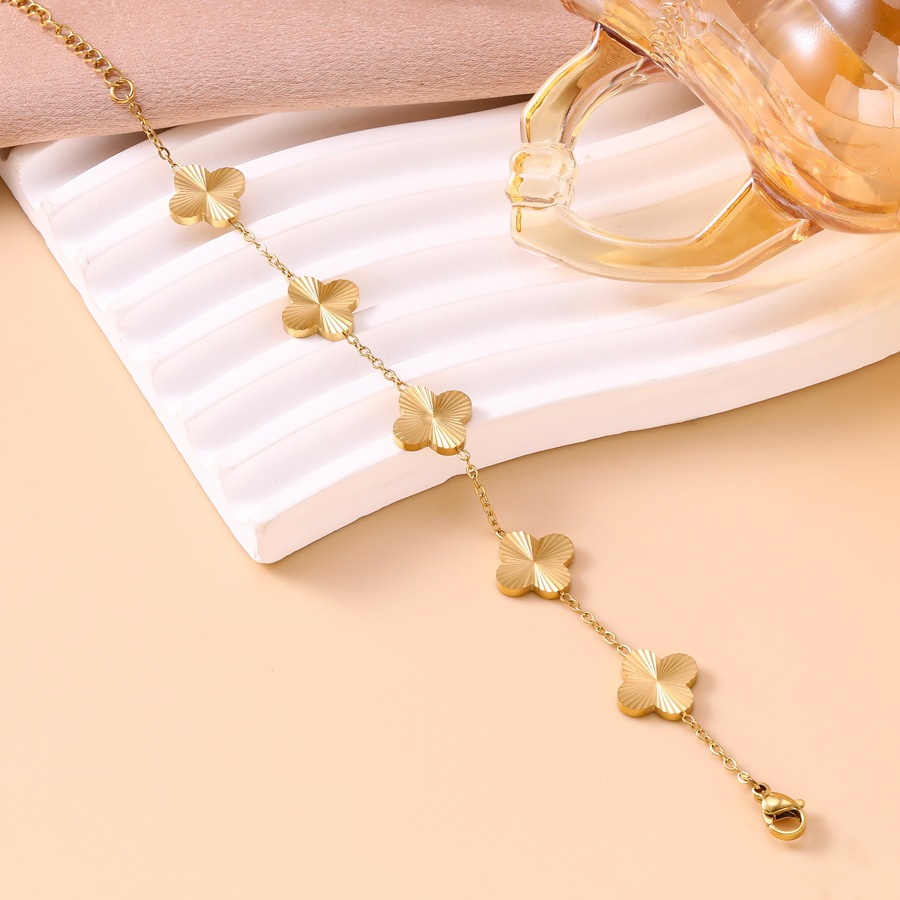 Light luxury four-leaf clover engraved bracelet for women, stainless steel plated with 18K gold, high-end niche jewelry - view 3