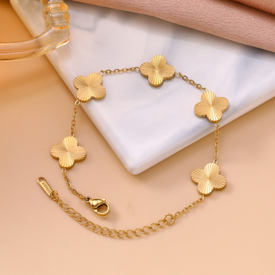 Light luxury four-leaf clover engraved bracelet for women, stainless steel plated with 18K gold, high-end niche jewelry - view 5