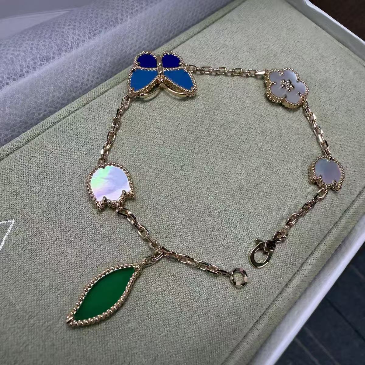 Designer VC brand's new four leaf clover bracelet, butterfly white shell mother messy flower bracelet, comes with original cloth bag as a gift