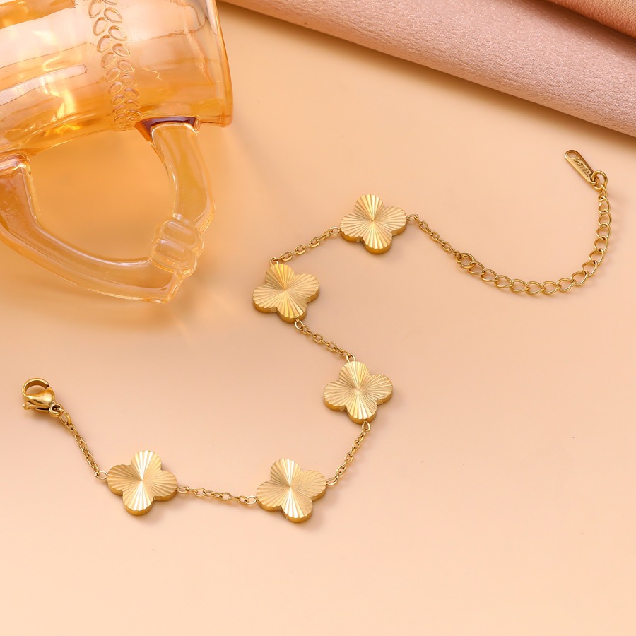 Light luxury four-leaf clover engraved bracelet for women, stainless steel plated with 18K gold, high-end niche jewelry - view 4