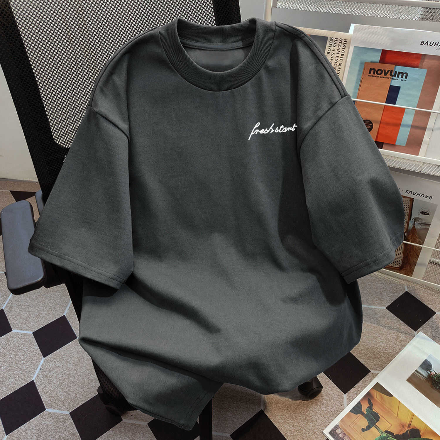 Chic and cool spring-summer couple's vintage Hong Kong-style casual T-shirt with trendy lettering, loose-fit short sleeve design X260616