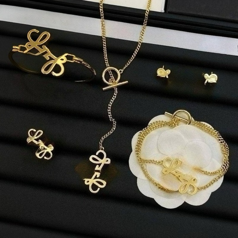 Designer Necklaces Luxurious and Versatile Jewelry High-quality Necklaces Bracelets Earrings and Rings Suitable for Various Occasions
