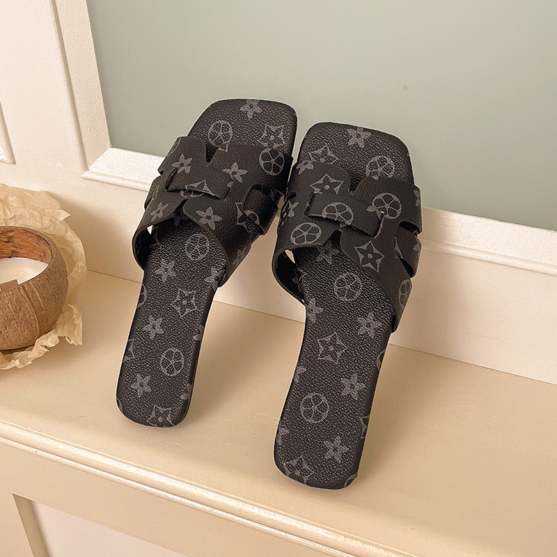 2026 Summer New Type One Font Square Head Fashion Flat Bottom Large Size Casual Versatile Small Fragrant Wind Cool Slippers Wholesale for Women