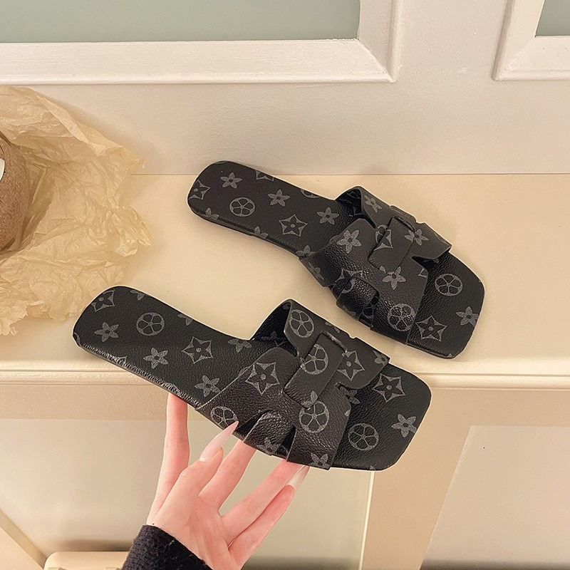 2026 Summer New Type One Font Square Head Fashion Flat Bottom Large Size Casual Versatile Small Fragrant Wind Cool Slippers Wholesale for Women