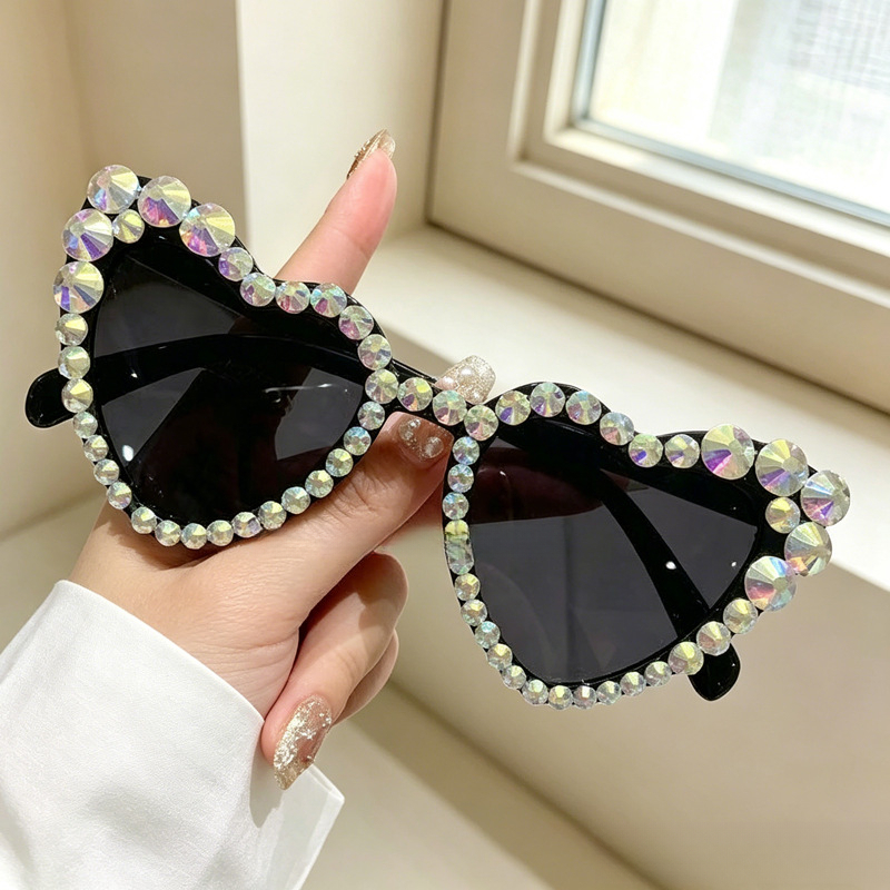 Heart-Shaped Sunglasses with Rhinestones, Women's Frameless Gradient Lenses, Iridescent Detail, UV380 Protection, PC Construction - Casual Bling Eyewe - view 3