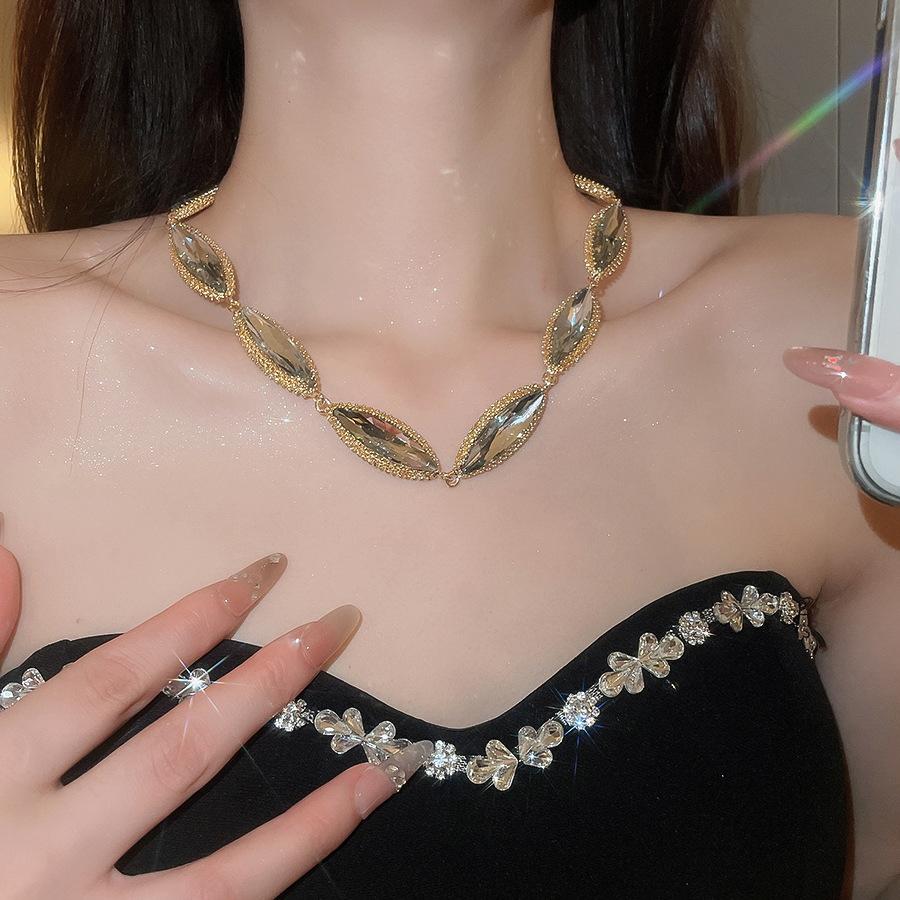 Diamond-studded oval-shaped spliced necklace, light luxury high-end feel, clavicle chain, fashionable and elaborate - view 3