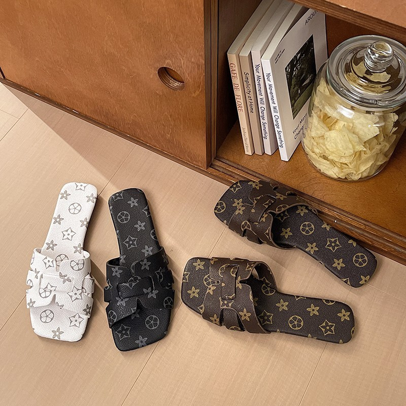 2026 Summer New Type One Font Square Head Fashion Flat Bottom Large Size Casual Versatile Small Fragrant Wind Cool Slippers Wholesale for Women