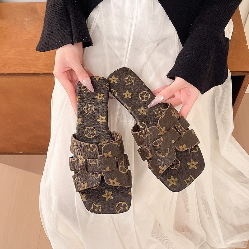 2026 Summer New Type One Font Square Head Fashion Flat Bottom Large Size Casual Versatile Small Fragrant Wind Cool Slippers Wholesale for Women