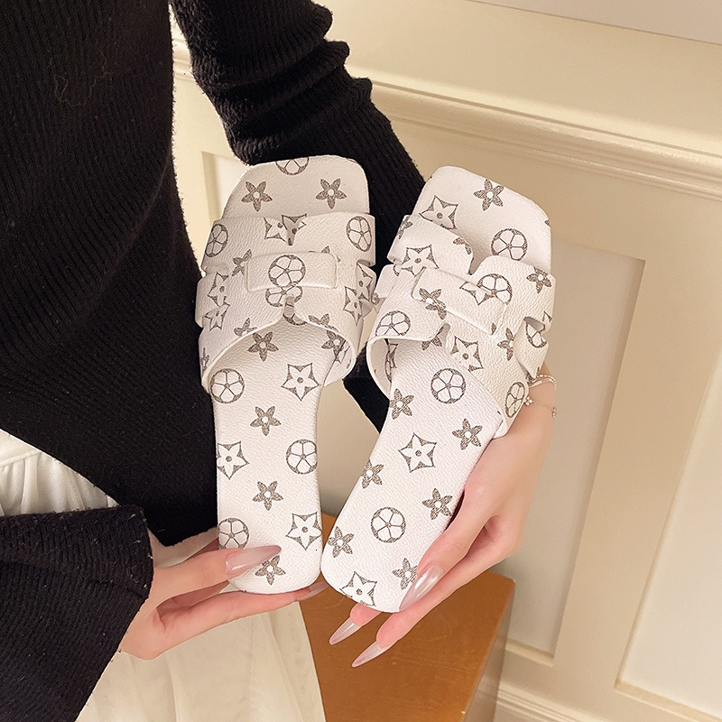 2026 Summer New Type One Font Square Head Fashion Flat Bottom Large Size Casual Versatile Small Fragrant Wind Cool Slippers Wholesale for Women