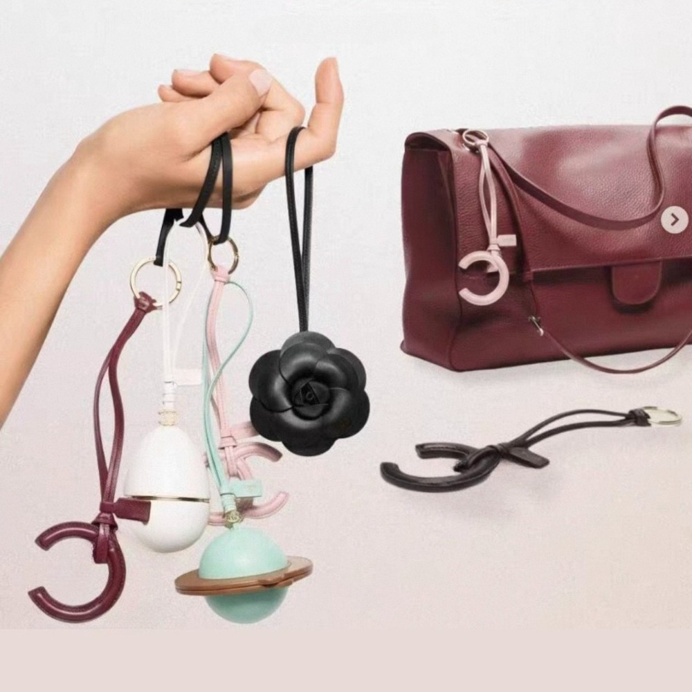 Luxury Designer Genuine Leather Bag Charm Men Women's Keychain Elegant Retro Style Keyrings Classic Designer Fashion Bag Pendant Premium Accessory Gift