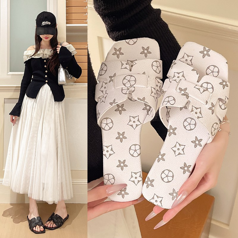 2026 Summer New Type One Font Square Head Fashion Flat Bottom Large Size Casual Versatile Small Fragrant Wind Cool Slippers Wholesale for Women