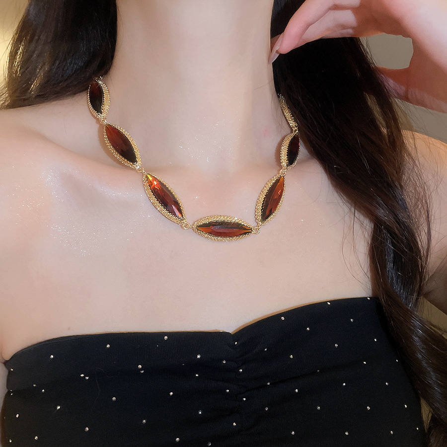 Diamond-studded oval-shaped spliced necklace, light luxury high-end feel, clavicle chain, fashionable and elaborate - view 4