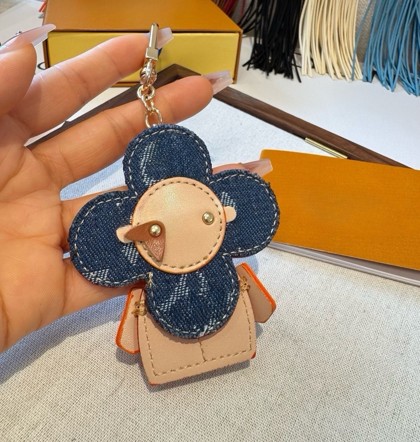 Designer Sunflower Bag Charms Luxury Keychain Classic Leather Accessory Keyrings For Women Mans Lanyard Key Chain Gifts