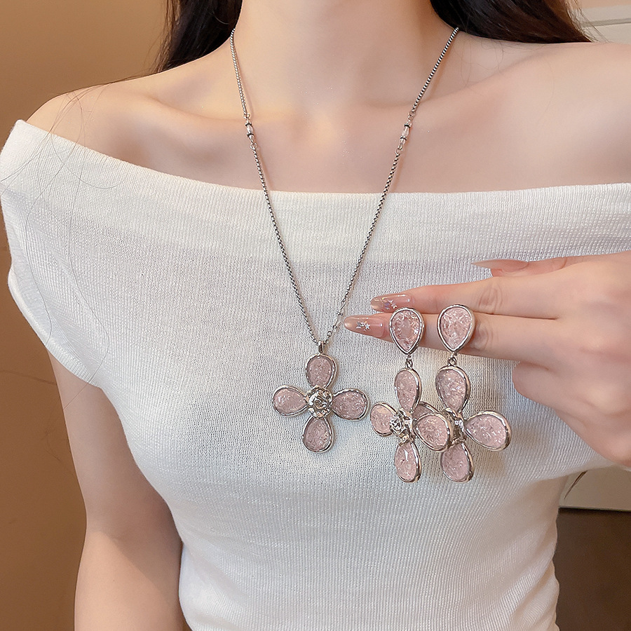 European American vintage resin flower pendant necklace and earring set, light luxury high-end fashion niche accessories for women - view 4