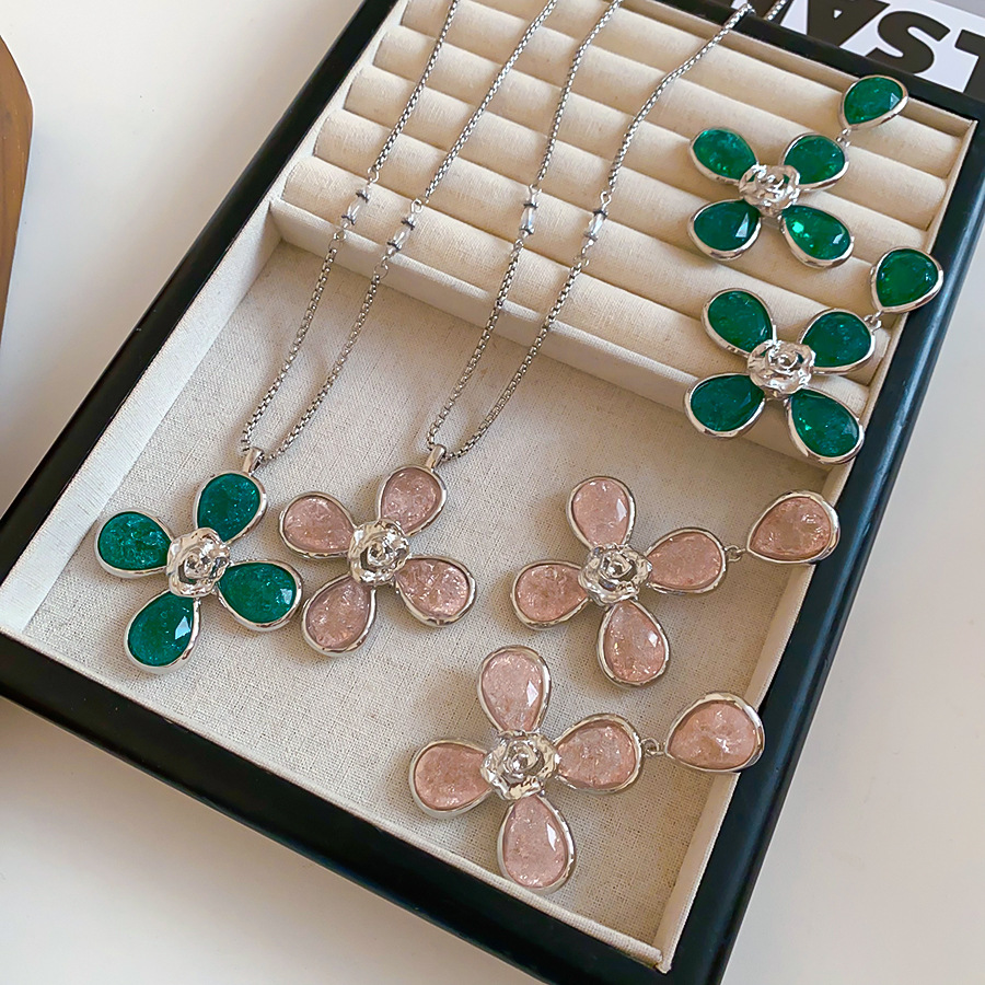 European American vintage resin flower pendant necklace and earring set, light luxury high-end fashion niche accessories for women - view 8
