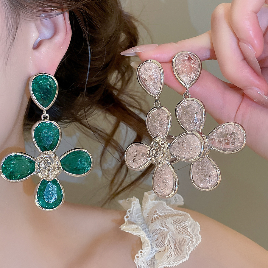 European American vintage resin flower pendant necklace and earring set, light luxury high-end fashion niche accessories for women - view 6