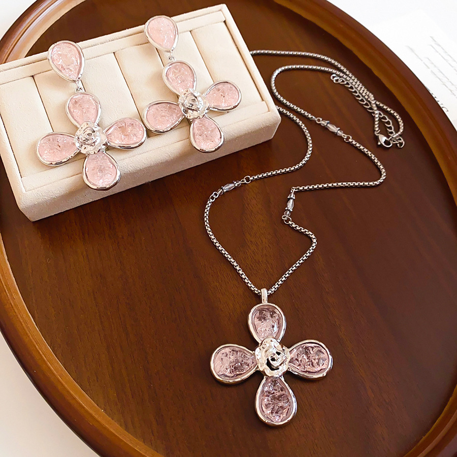 European American vintage resin flower pendant necklace and earring set, light luxury high-end fashion niche accessories for women - view 5