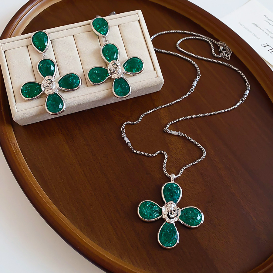 European American vintage resin flower pendant necklace and earring set, light luxury high-end fashion niche accessories for women - view 7