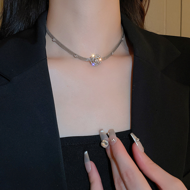 Zircon flower snake-shaped necklace light luxury, high-end clavicle chain, elegant and stylish new jewelry for women - view 5