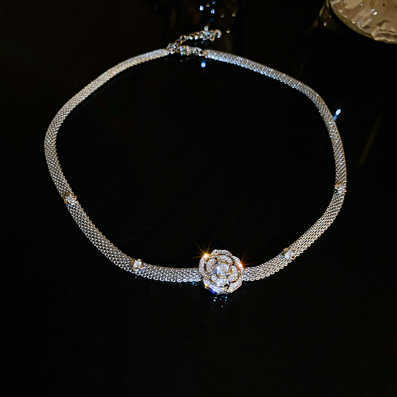 Zircon flower snake-shaped necklace light luxury, high-end clavicle chain, elegant and stylish new jewelry for women - view 4
