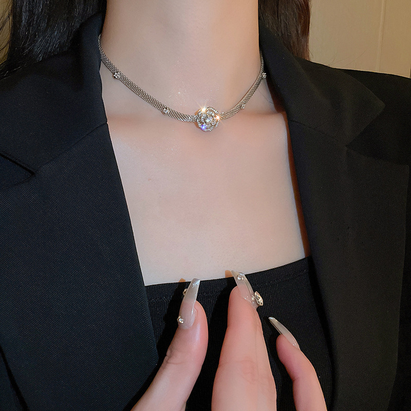 Zircon flower snake-shaped necklace light luxury, high-end clavicle chain, elegant and stylish new jewelry for women - view 8