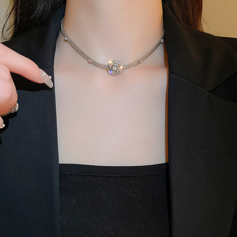 Zircon flower snake-shaped necklace light luxury, high-end clavicle chain, elegant and stylish new jewelry for women - view 9