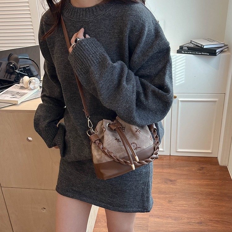 Free shipping Western style water bucket 2026 new high end crossbody women's commuting handbag large capacity shoulder bag - view 4