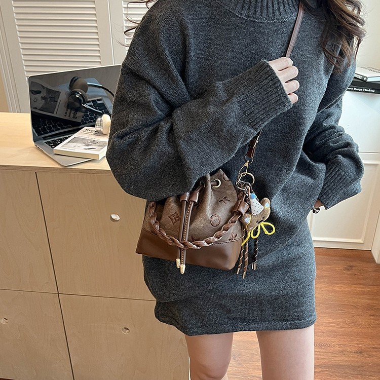 Free shipping Western style water bucket 2026 new high end crossbody women's commuting handbag large capacity shoulder bag - view 5