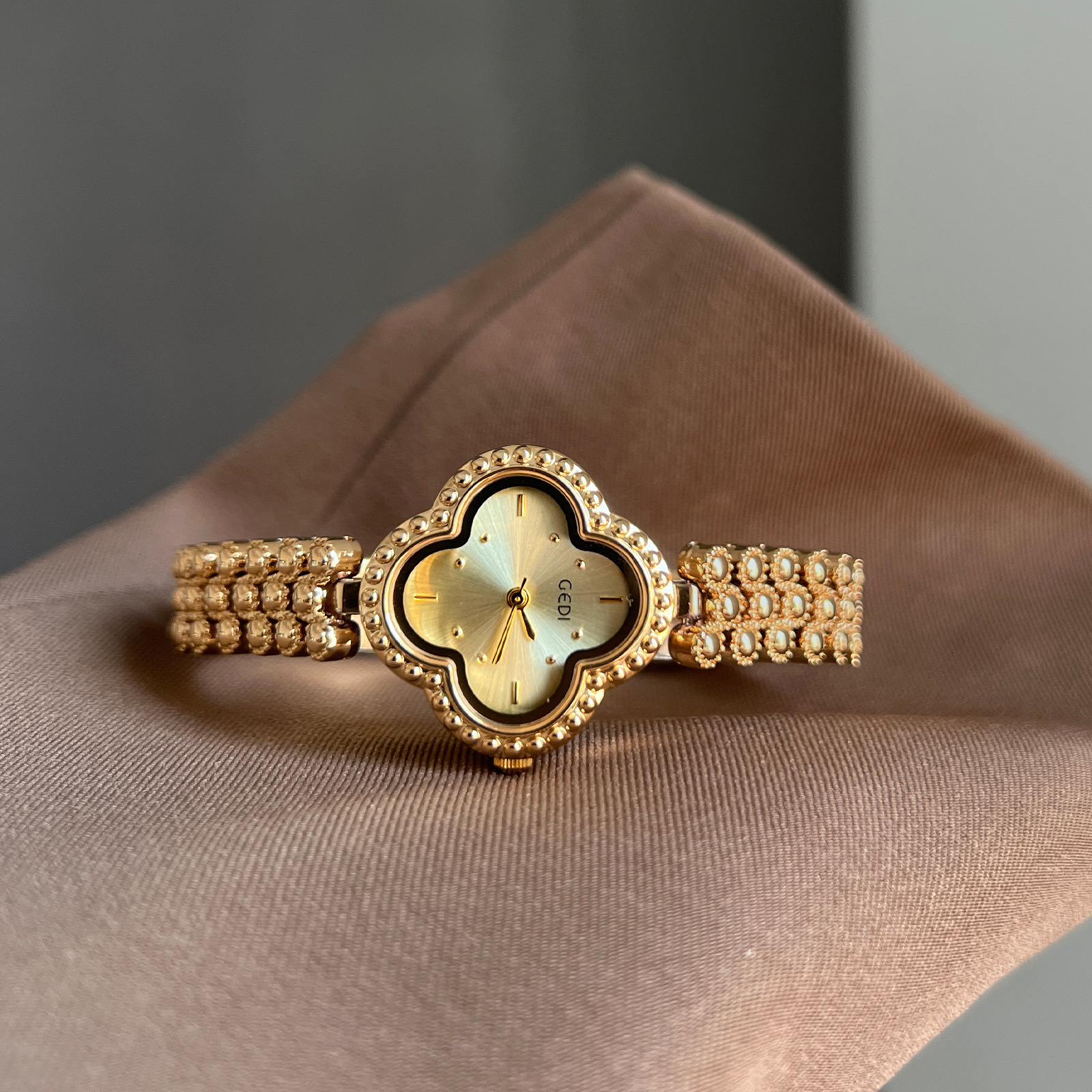 Luxury Womens Clover Bracelet Watch Vintage Quartz Wristwatch Waterproof Jewelry Style Brand Designer Fashion Accessory Gold Silver Floral Dial Elegan