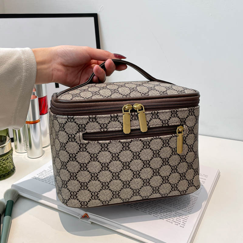 free shipping 2026 new design retro print makeup bag for women large capacity portable hand held travel storage bag fashionable simple wash bag