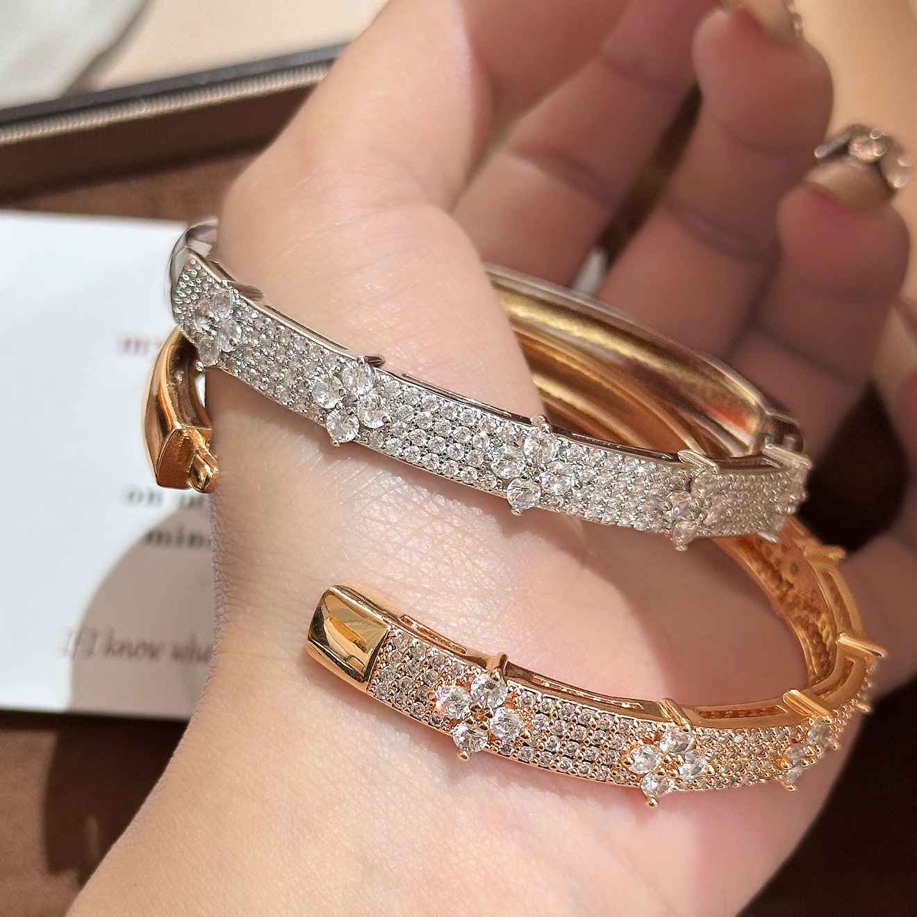 High-End Color Kaleidoscope Four-Leaf Clover Bracelet Design Hollow Out Double Layer Full Diamond Flower Bangle Elegant OL Fashion Luxury Jewelry For 