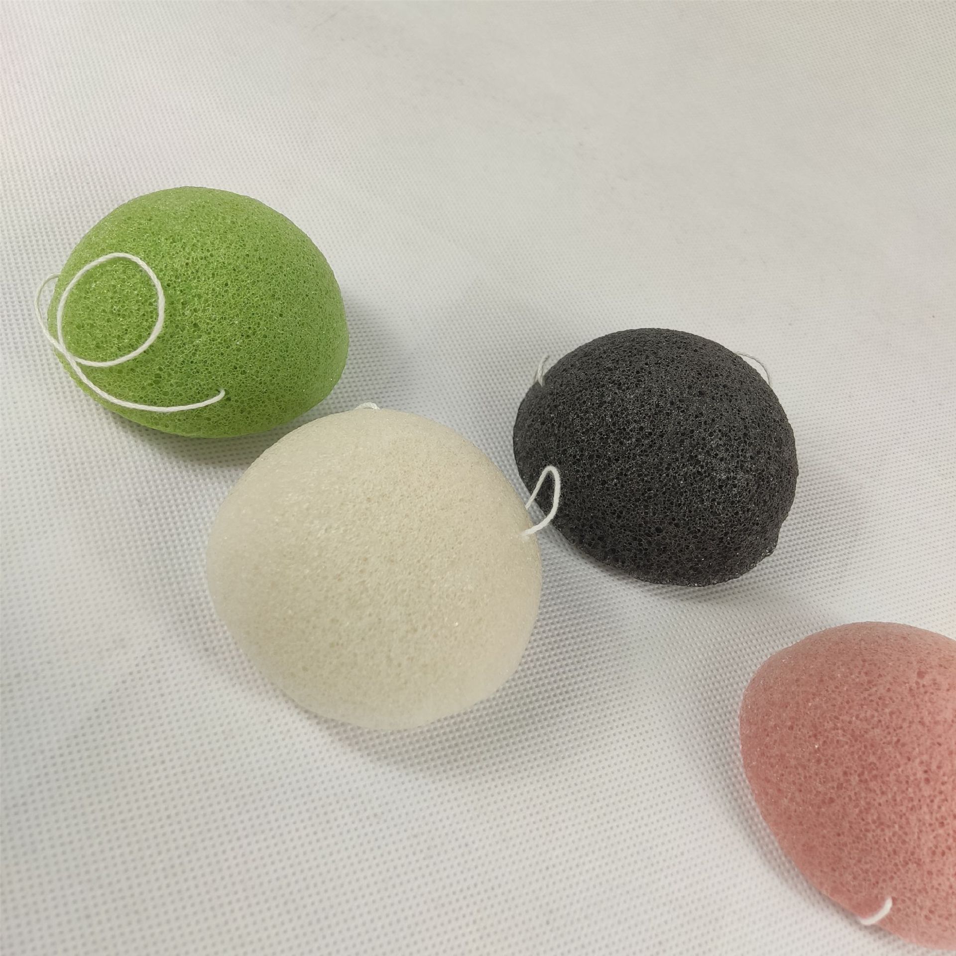 Hemispherical Konjac Sponge Facial Cleansing Puff, Bamboo Charcoal Konjac Face Sponge for Deep Pore Cleansing - view 4