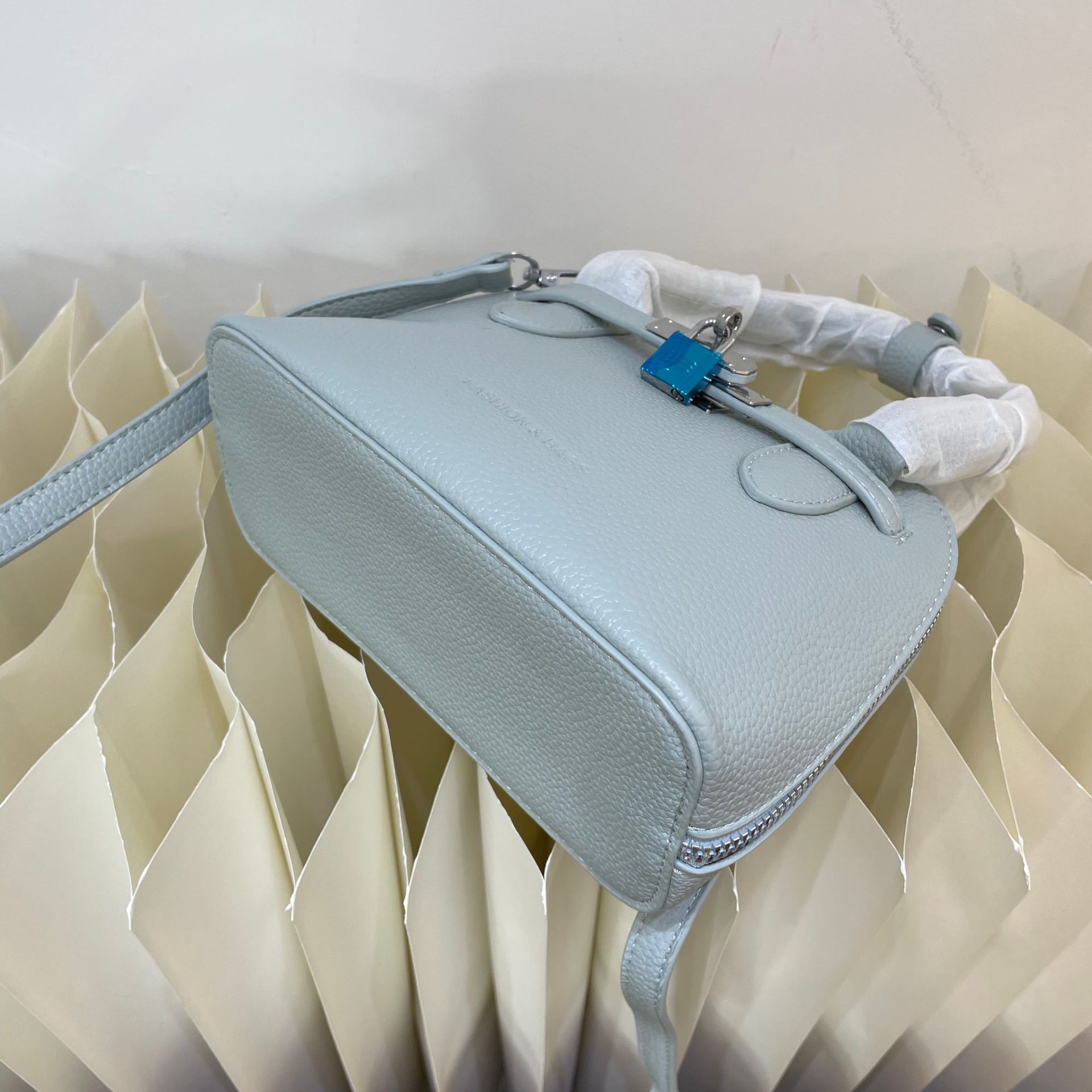 Women's Macaron 5 Color Litchi Grain Shell Handbag, Metal Lock Zipper Dumpling Purse With Detachable Thin Strap Daily Crossbody Bag - view 7