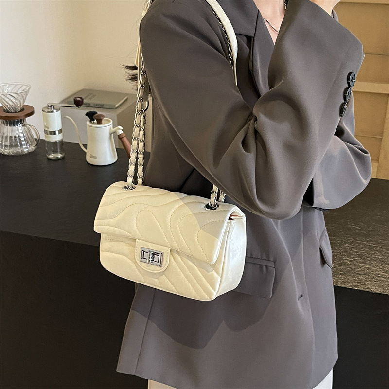 Summer Trend Quilted Diamond Embroidery Small Bag For Women, Textured Metal Chain Lock Buckle Versatile Shoulder Crossbody Handbag