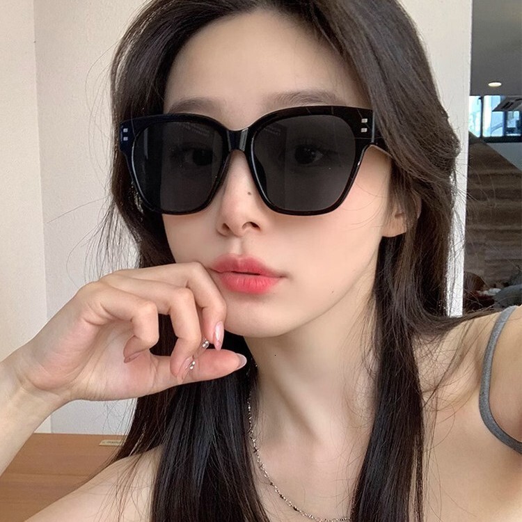 Chic Style Unisex Sunglass Accessory Featuring Contemporary Lens Technology - view 4