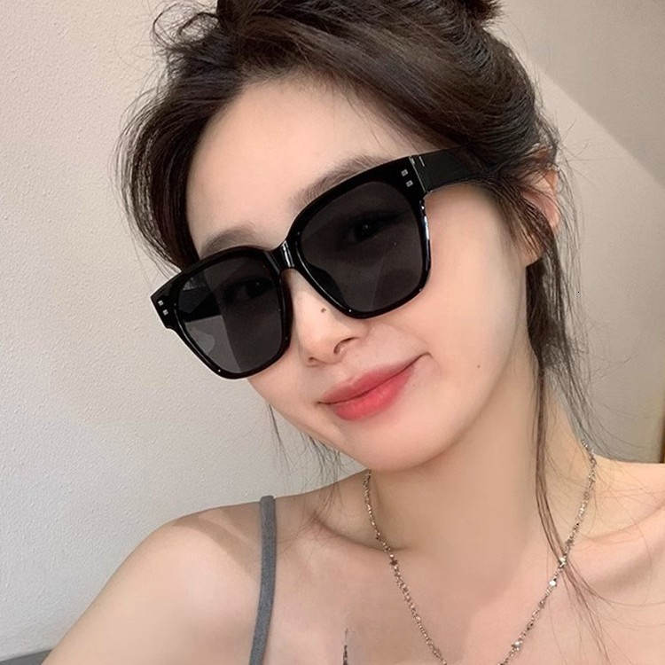 Chic Style Unisex Sunglass Accessory Featuring Contemporary Lens Technology - view 3
