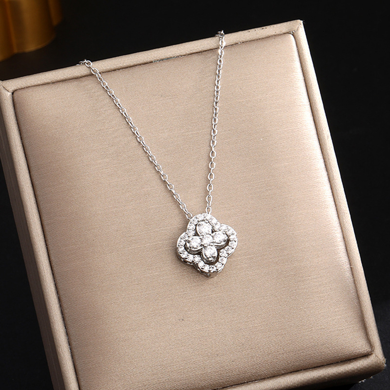 Necklace Fashionable Lucky Clover Titanium Steel Necklace For Women With Elegant Temperament Simple And Versatile Clavicle Chain Fashion Accessories - view 4