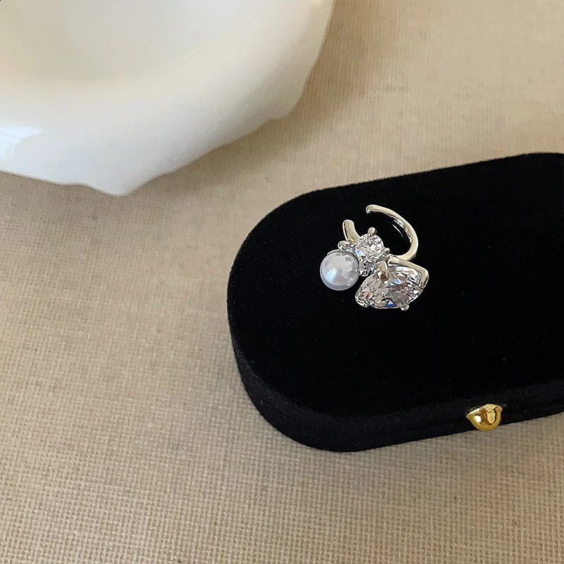 1PCS Shiny Pearl Zircon Ear Clip Without Holes Female Niche n Earrings Temperament Bone E457 260623 - view 6
