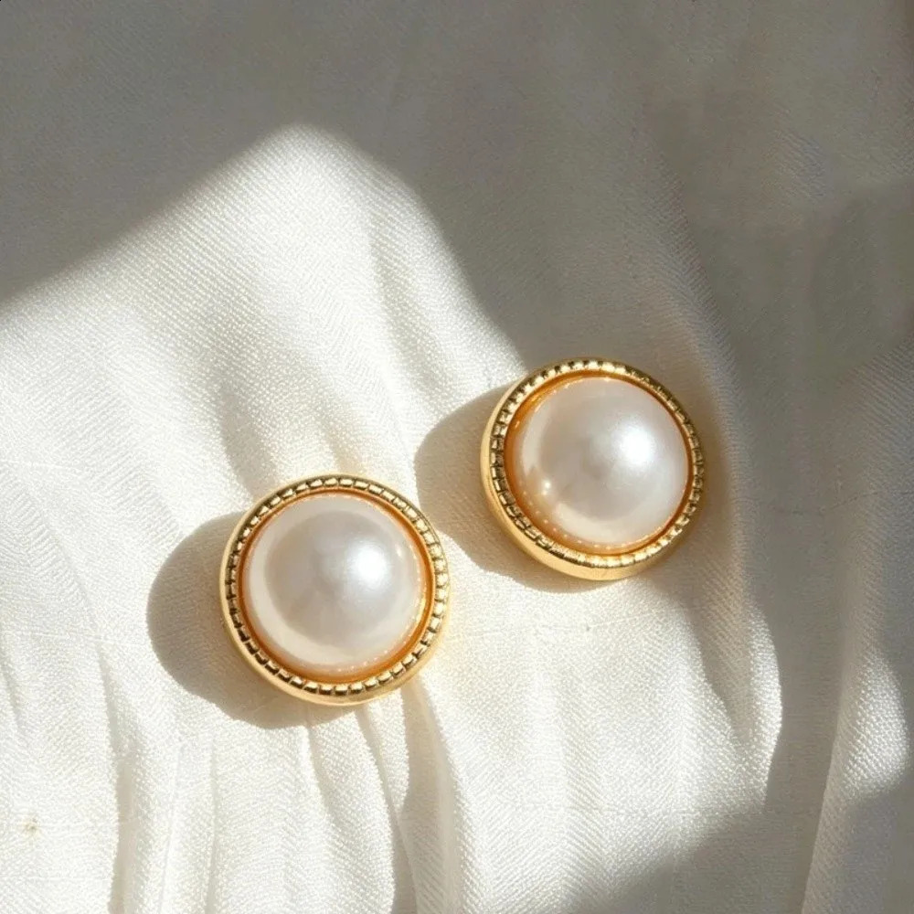 Gold Color Pearl Earrings Retro Style Geometry Trim Stud Earrings Pearl Earrings Stud Gifts for Women 260626 - view 1