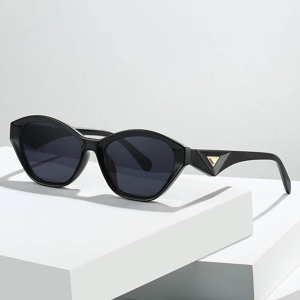 Cool Frames Glasses With A Distinctive Contour. The Unique Geometric Shape, Fashionable And Versatile, Perfect For Daily Outings