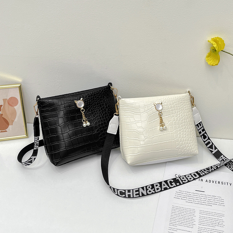 Women's Body New Korean Version Crocodile Pattern Pearl Cat Head Decoration Fashion Bucket Bag - view 3