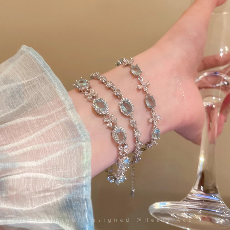 Bracelet Exquisite Oval Flower Bracelet For Women Fashionable And Adjustable The Tail Buckle Can Be Flexibly Changed To Adapt To Various Cuff Clothing - view 1