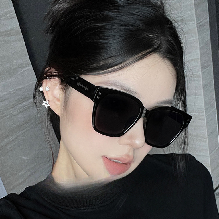 Chic Style Unisex Sunglass Accessory Featuring Contemporary Lens Technology