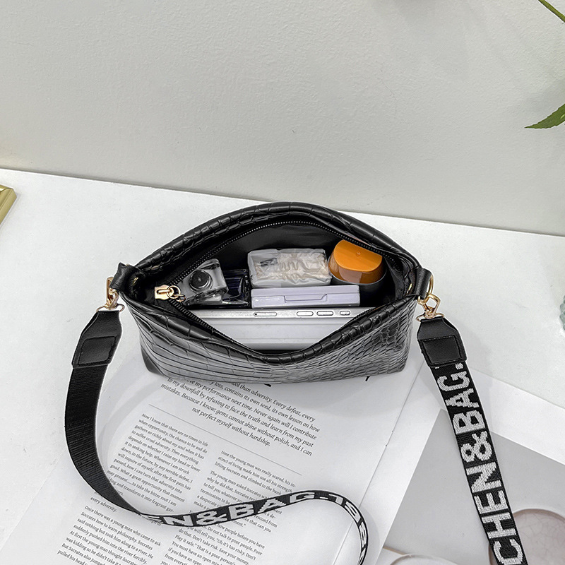 Women's Body New Korean Version Crocodile Pattern Pearl Cat Head Decoration Fashion Bucket Bag - view 4