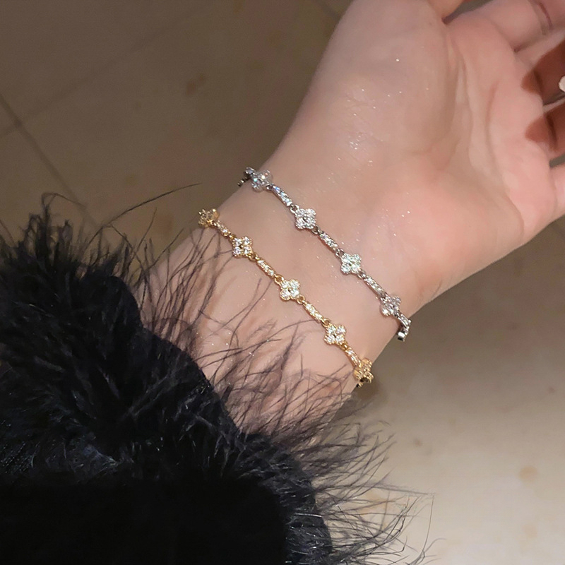 Bracelet Fashionable And Exquisite Four Leaf Clover Adjustable Bracelet With Light Luxury Design Casual Commuting Versatile Bracelet Jewlery Designer - view 3