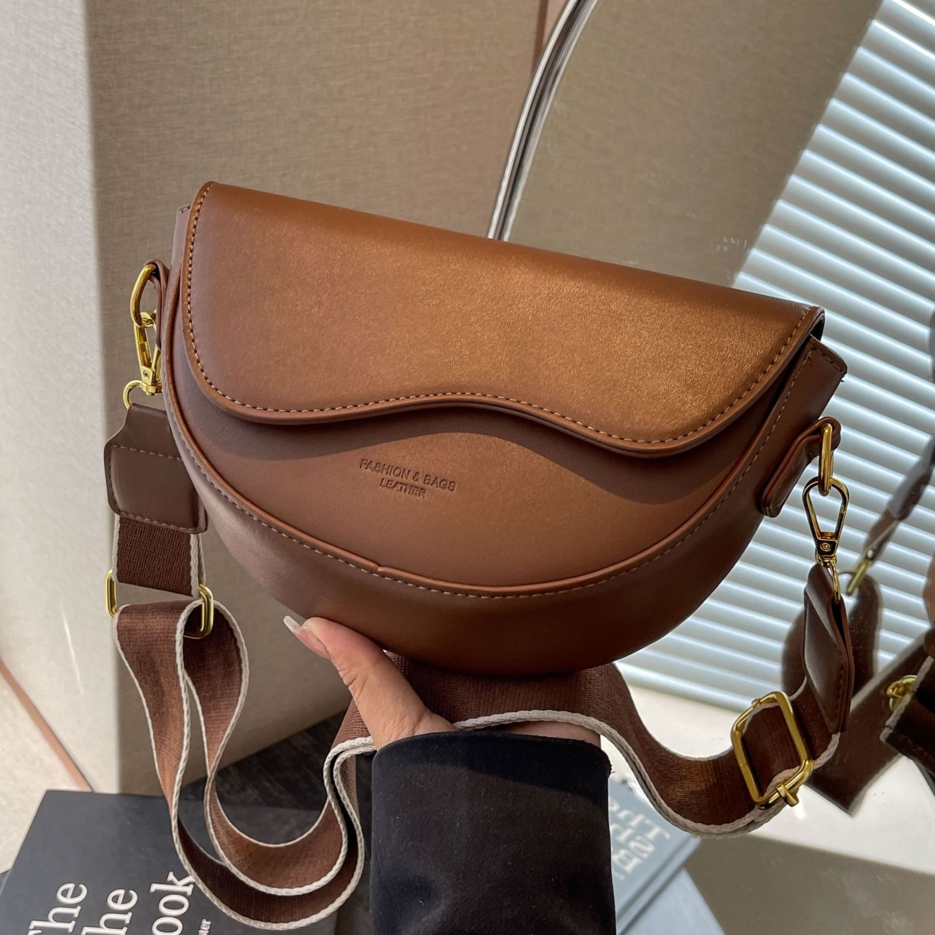 Ladies Solid White Saddle Crossbody Bag Wave Flap Wide Adjustable Strap Fashion Small Shoulder Messenger Purse